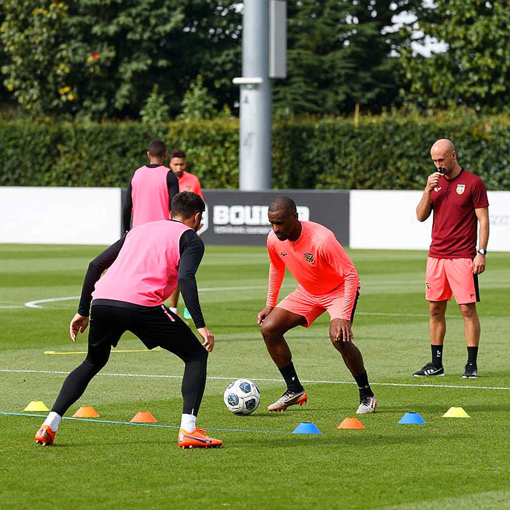 Zion Suzuki, cú phát bóng từ vạch 5m50 và chiến thắng đầu tiên của Aston Villa Zion Suzuki, cú phát bóng từ vạch 5m50 và chiến thắng đầu tiên của Aston Villa