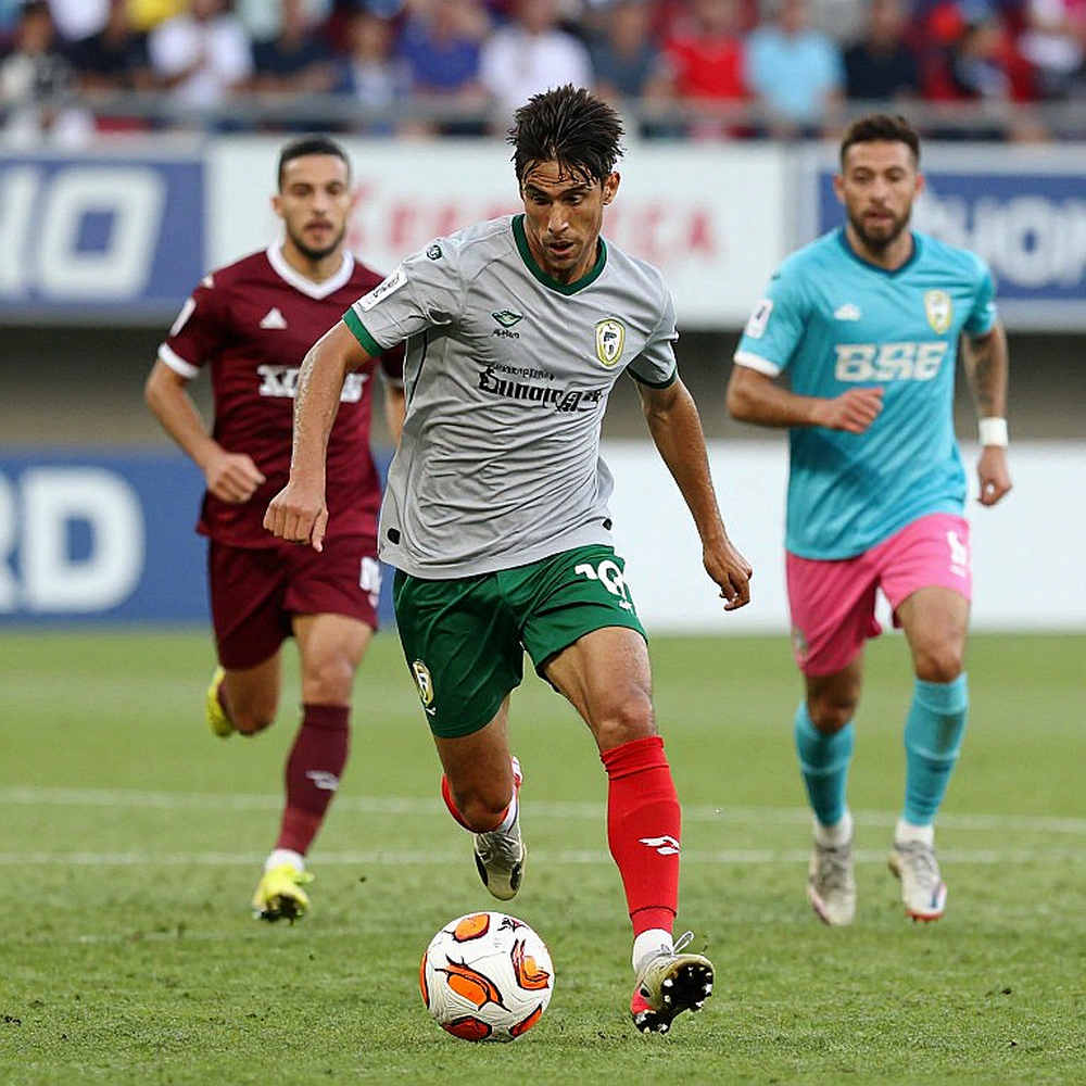 Zion Suzuki, cú phát bóng từ vạch 5m50 và chiến thắng đầu tiên của Aston Villa Zion Suzuki, cú phát bóng từ vạch 5m50 và chiến thắng đầu tiên của Aston Villa