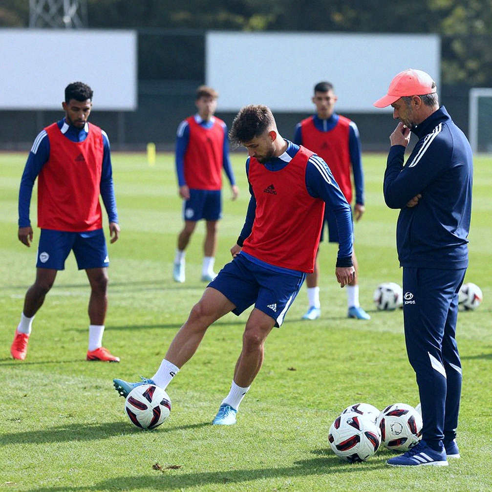 Chuyển nhượng V.League 2026: giấy phép AFC, túi tiền ông bầu và những cái bắt tay không nằm trong hợp đồng