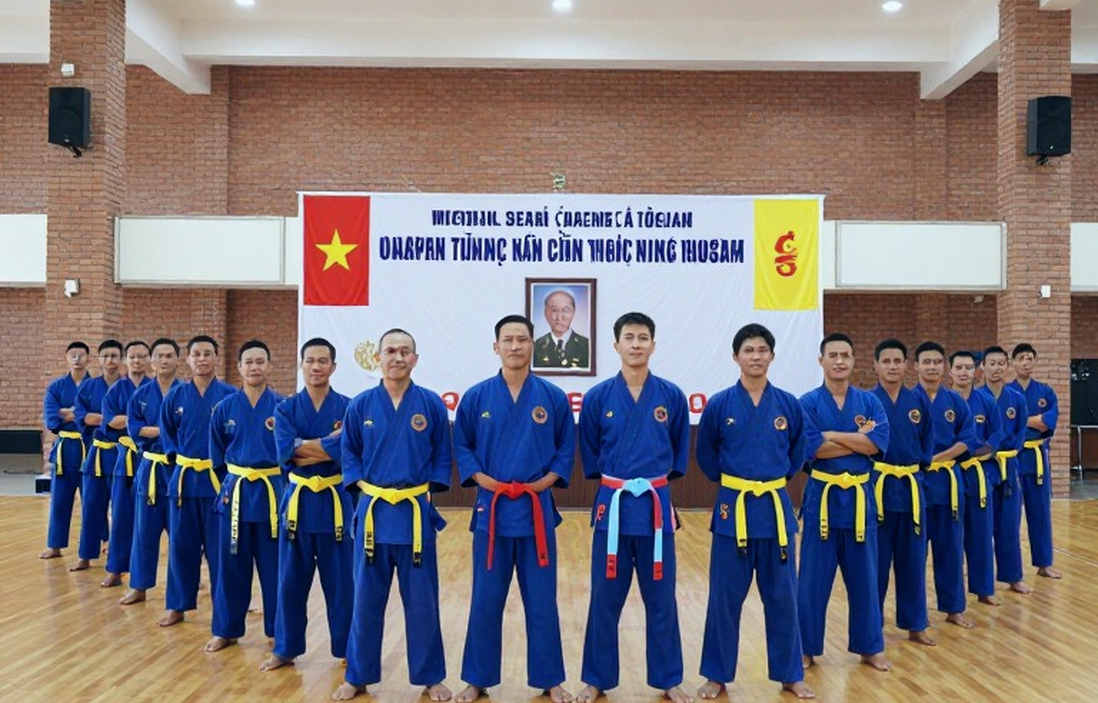 Bảng dữ liệu trống rỗng và nhịp đập thật của bóng đá Việt