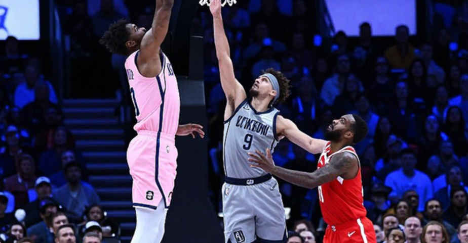 Angel Reese breaks 23-year record: 26 rebounds in a single WNBA game