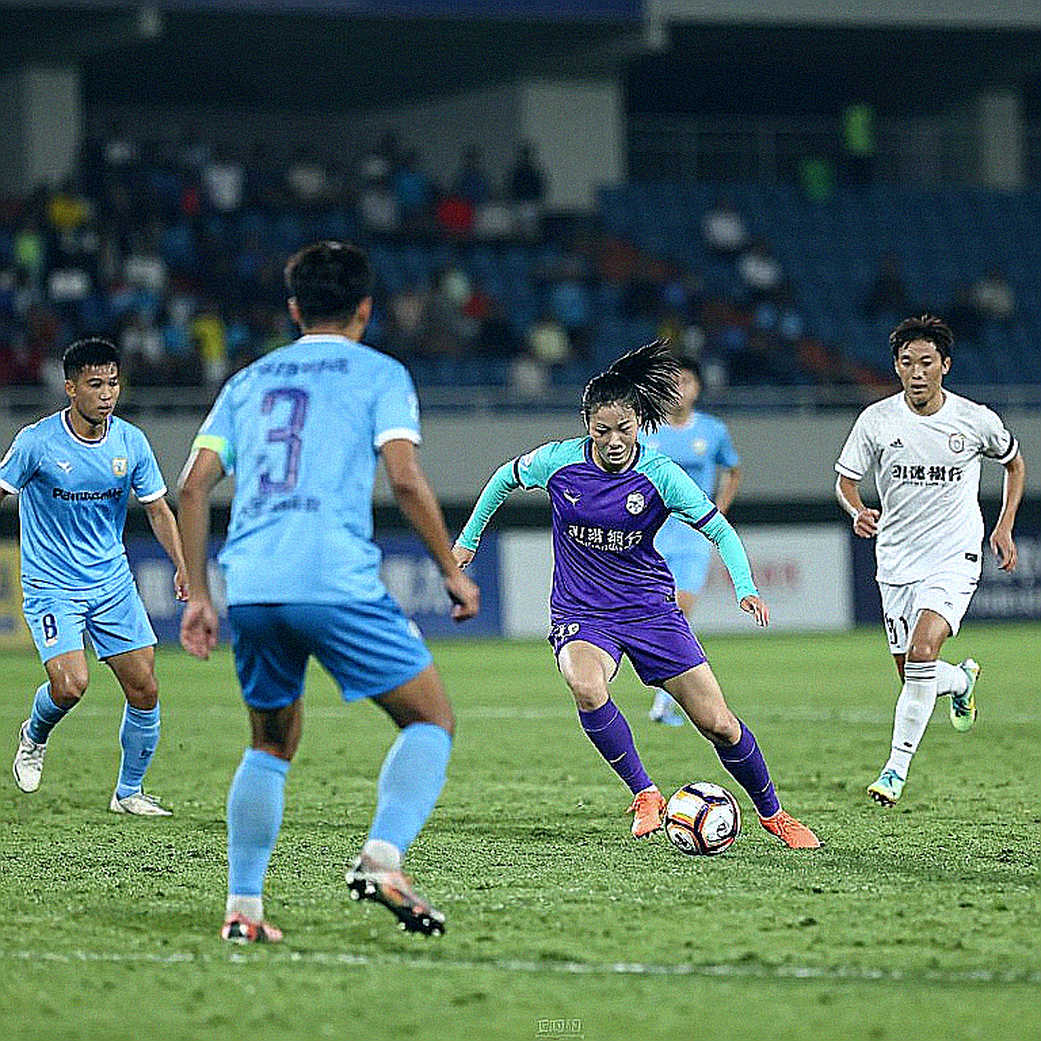 Zion Suzuki và chiến thắng đầu tiên của Aston Villa: Áp lực không nằm trên vai