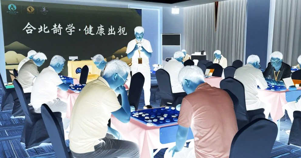 Carlsen gọi Sindarov là ứng viên rõ ràng trước trận tranh ngôi: đọc lại một nhãn dán từ phía ngoài bàn cờ