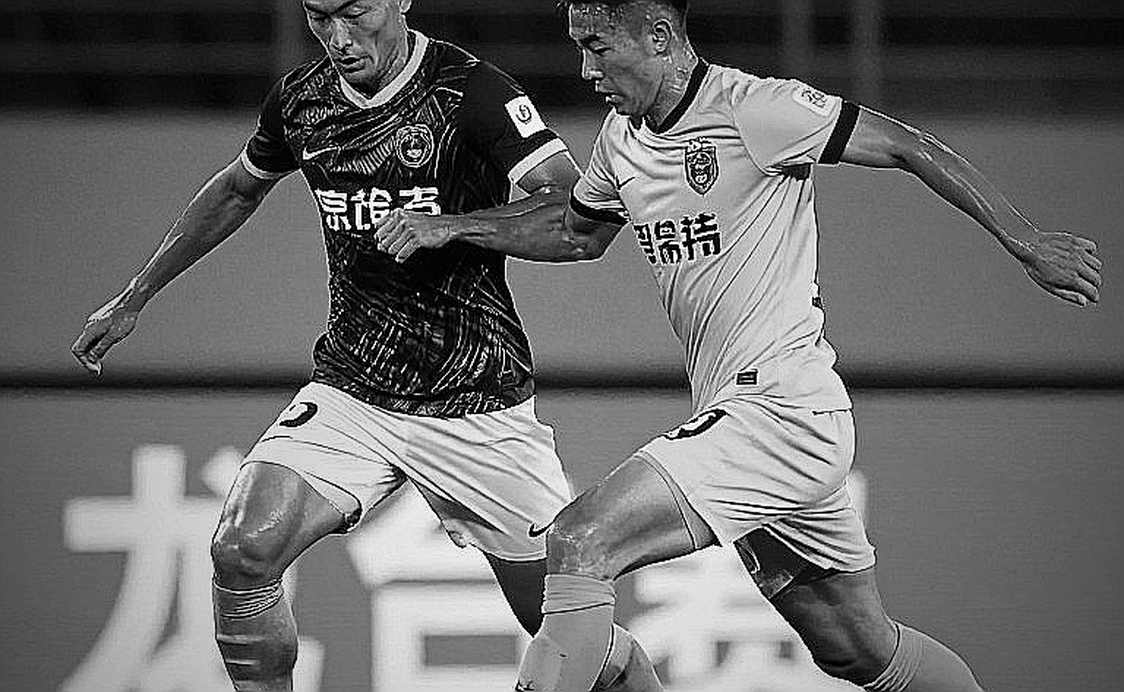 Persib thắng 3-1 nhưng mặt cỏ GBLA bị chỉ trích: Khi hạ tầng trở thành chìa khóa của một trận cầu cường độ cao
