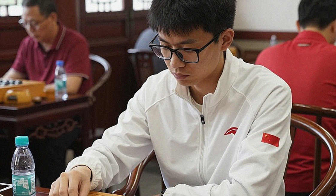 Sacrificing a Pawn on Move Two: The 60-Minute Contract and the Paradox of Transparency